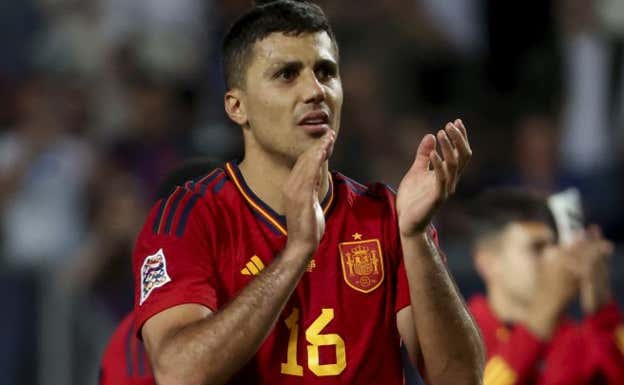 Rodri saluda tras la victoria ante Italia.  EP