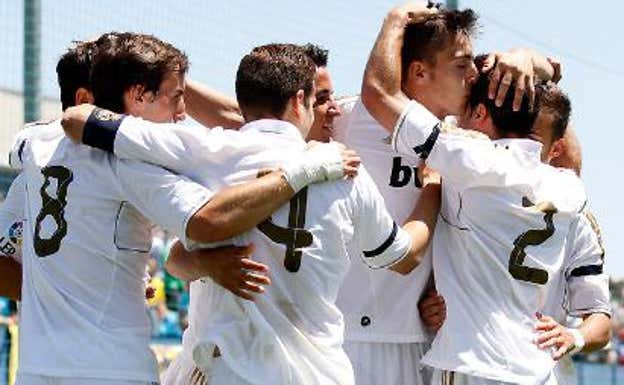 Joselu celebra su gol con Carvajal y otros compañeros REALMADRID.COM