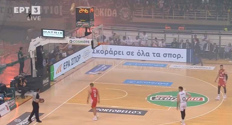 Momento en el que una bengala alcanza el banquillo de Olympiacos.