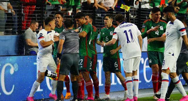 Vergüenza en la Nations League: cuatro rojas, cantos homófobos, cerveza desde la grada y partido suspendido