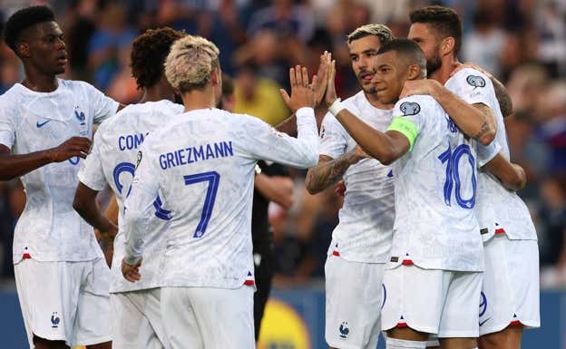 Mbappé celebra un gol con Griezmann, Coman, Giroud, Theo y Tchouameni.  REUTERS
