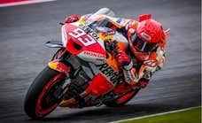 Otro día accidentado de Márquez: arrolla a Zarco tras una caída, 'peineta'...