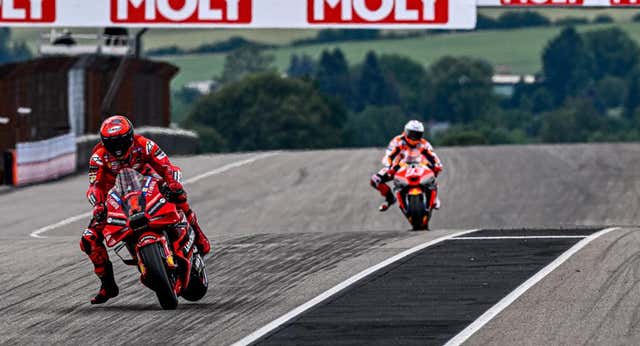 Pole de Bagnaia y escabechina de Márquez con tres caídas