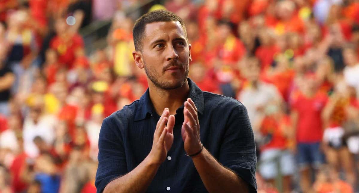 Eden Hazard se subió a un coche y fue homenajeado en Bruselas.