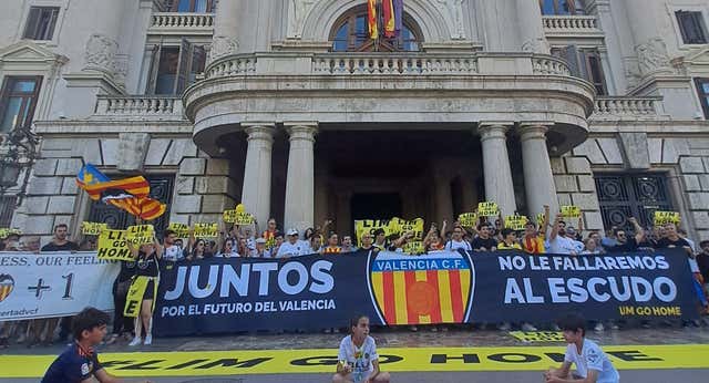 6.000 valencianistas explotan de nuevo contra Lim en las instituciones