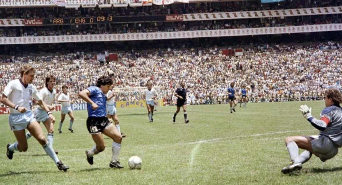 Maradona marca el gol contra Inglaterra en el Mundial de México 86./ABC