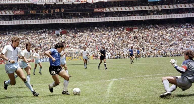 Maradona marca el gol contra Inglaterra en el Mundial de México 86.