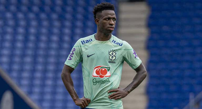 Vinicius entrena con Brasil en el RCDE Stadium.