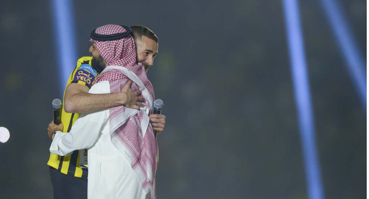 Karim Benzema se abraza con Anmar Al-Haili, presidente del Al-Ittihad, en su presentación. /Getty