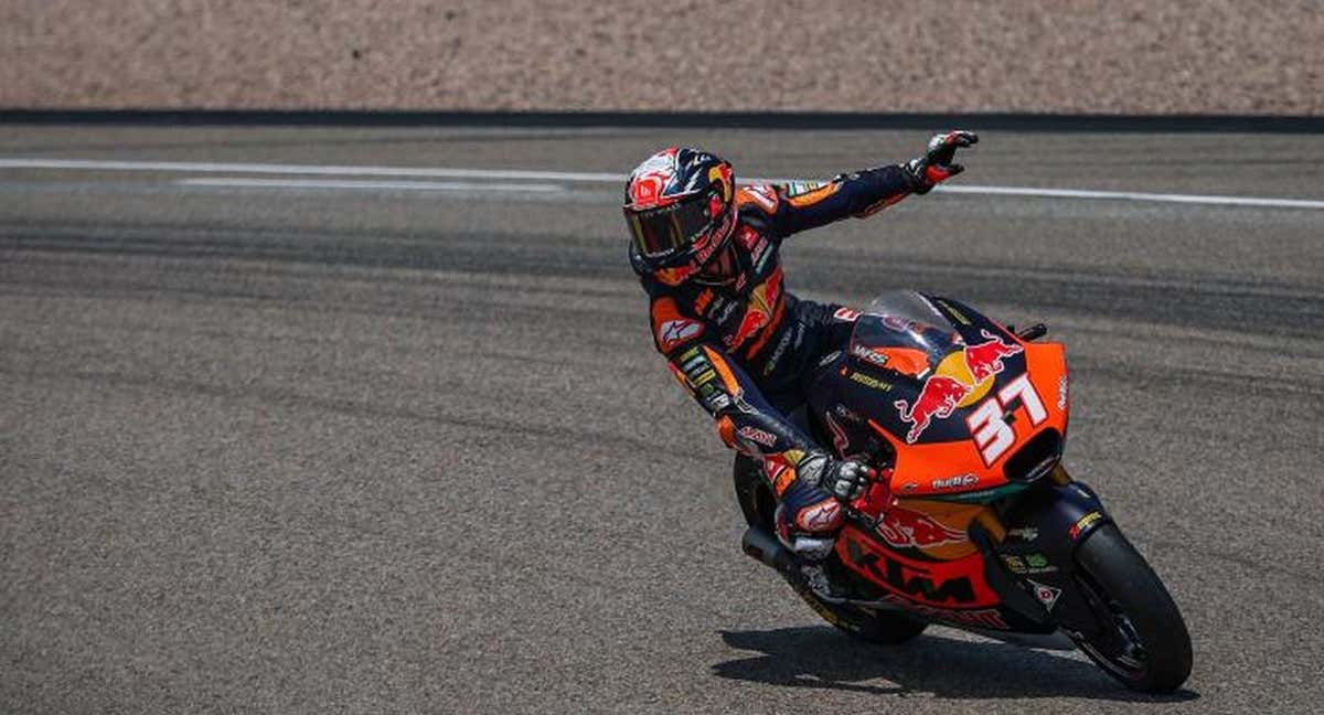 Acosta celebra su victoria en Moto2 en Sachsenring.
