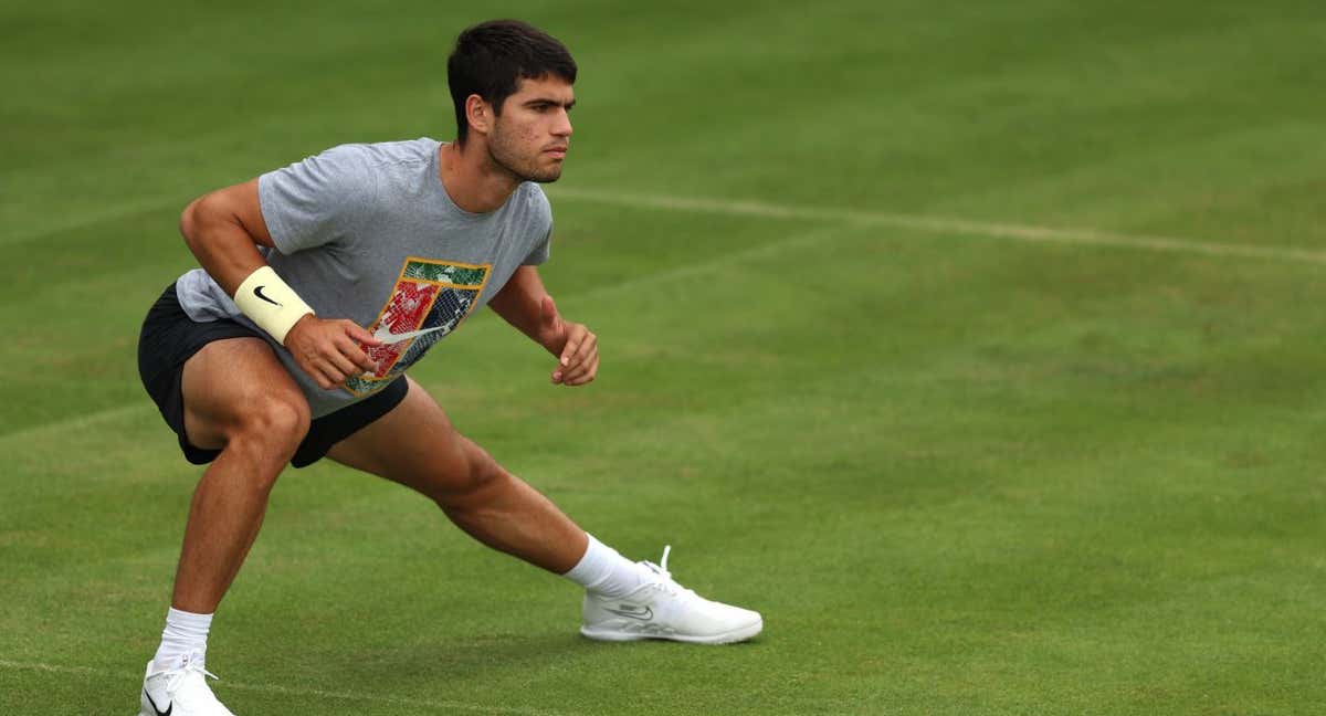 Carlos Alcaraz calienta antes de su primer entrenamiento en hierba en el torneo de Queen's. /Cinch Championship