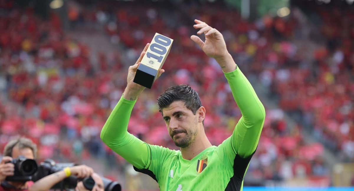 Courtois recibe un homenaje con Bélgica./EFE