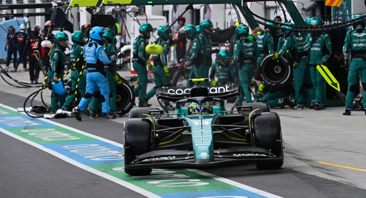 Fernando Alonso sale de una parada en boxes en el GP de Canadá 2023.