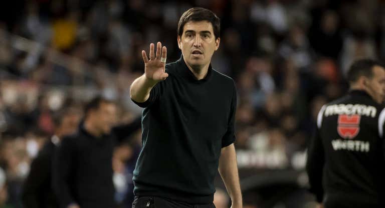 Iraola dirigiendo un partido del Rayo Vallecano.