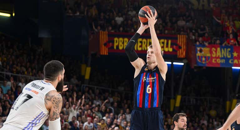 Jan Vesely lanza en presencia de Vinzent Poirier.