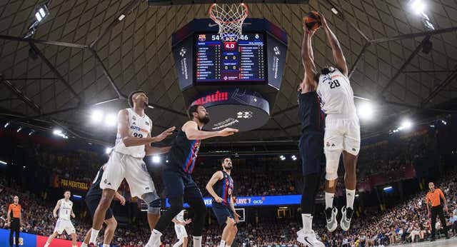 Otro duelo de desgaste en el que el Barça busca la sentencia y el Real Madrid la redención