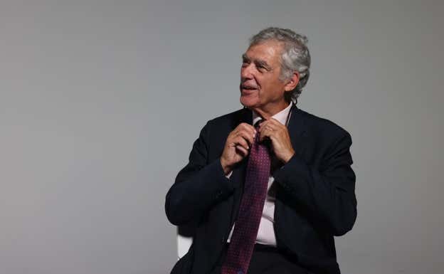 Ángel María Villar, en un receso de la entrevista que concedió a Relevo en la sede de Vocento. SALVA FENOLL