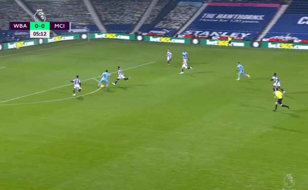 Gündogan repite el control tras un pase de 40 metros, matando la pelota con la pierna zurda al vuelo.