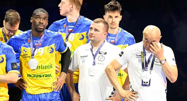 Talant Dujshebaev, entrenador del Kielce polaco, a la derecha de la imagen, tras recibir la medalla de subcampeón de la Champions.