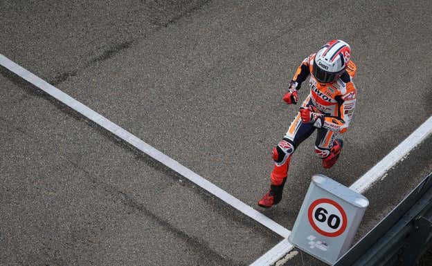 Marc Márquez camina por el pitlane tras una de sus caídas en Sachsenring.  AFP