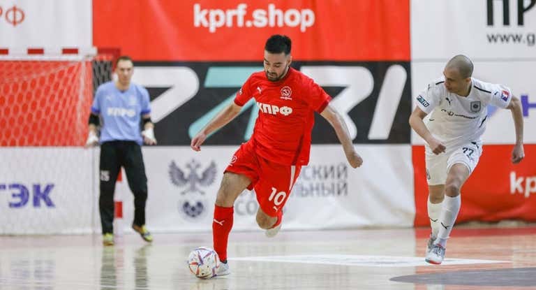 Niyazov controla un balón en un partido de la Superliga de Rusia.