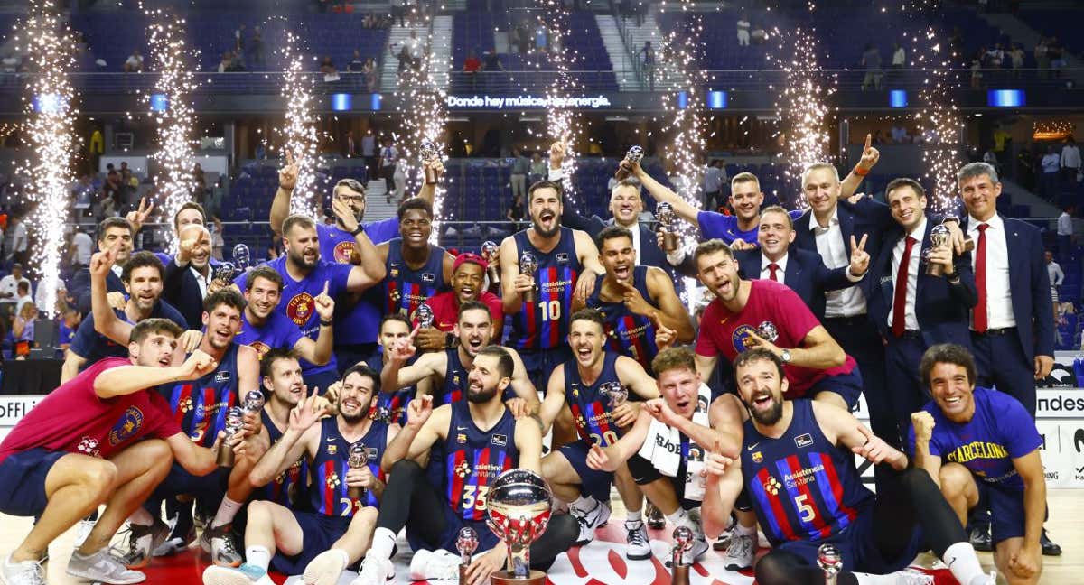 La plantilla del Barça celebra el título de liga./ACB