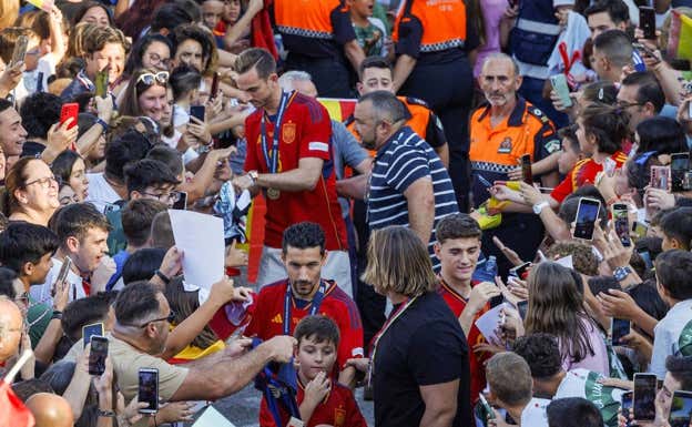 Fabián, Jesús Navas y Gavi saludan a los aficionados. EFE