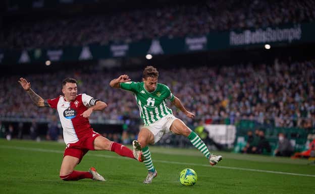 Iago Aspas en un lance de juego con Sergio Canales en el Benito Villamarín.  Fran Santiago/Getty Images