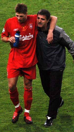 Herrera y Steven Gerrard, durante la final de Champions de 2005.  Getty
