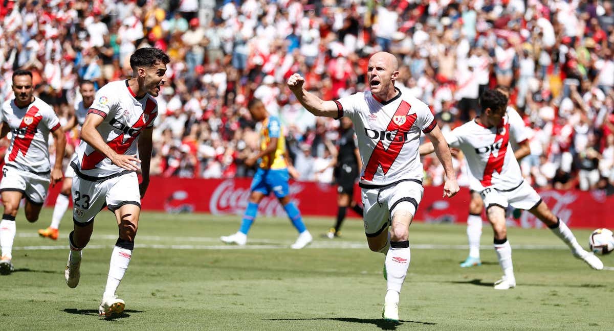 Isi Palazón celebra un gol en el Estadio de Vallecas durante la temporada 22/23.