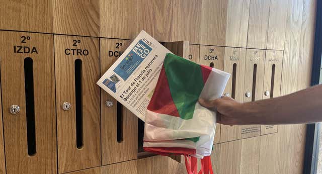 Un Tour de Francia con ikurriñas en los buzones, camisetas del Athletic y manifestaciones