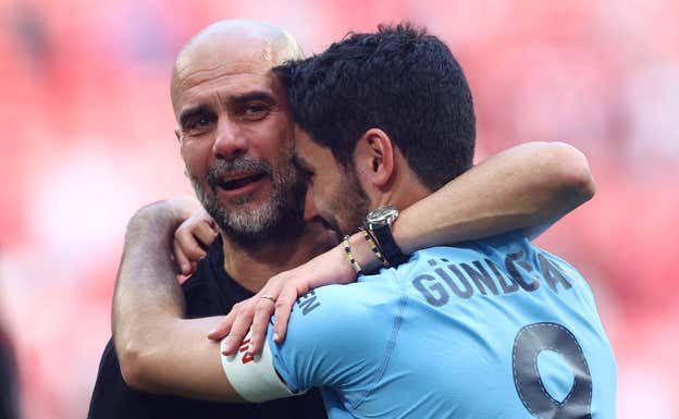Pep Guardiola abraza a Ilkay Gündogan tras ganar la FA Cup. REUTERS