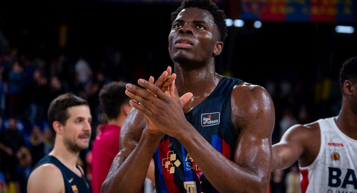 James Nnaji aplaude a la afición del Barcelona. /ACB