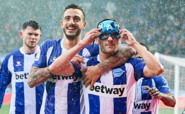 Joselu, junto a Lucas Pérez y Oliver Burke, en un partido del Alavés.  Deportivo Alavés