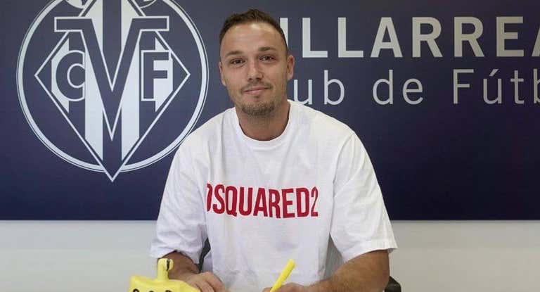 Pablo Íñiguez, en el momento de la firma de su renovación con el Villarreal B.