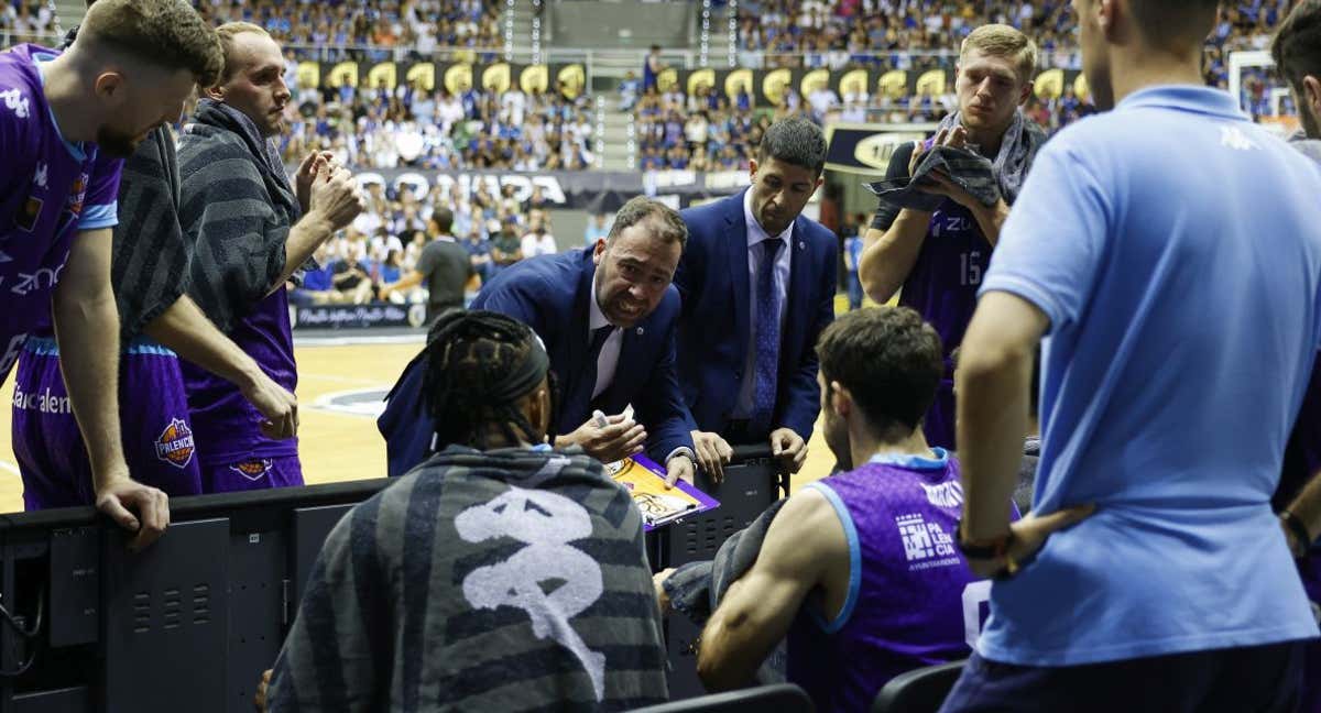 Pedro Rivero en el banquillo del Zunder Palencia.