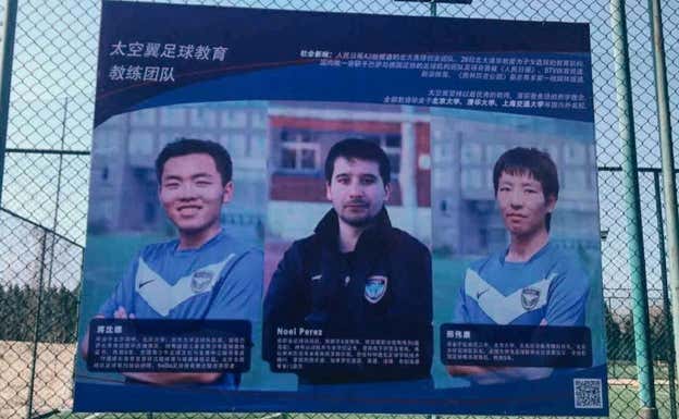 Noel Pérez, en un cartel promocional junto a otros técnicos en China.  INSTAGRAM: @NOELPEREZ7