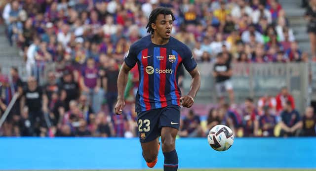 ¿Puede seguir el Barça sin un lateral derecho puro en plantilla?