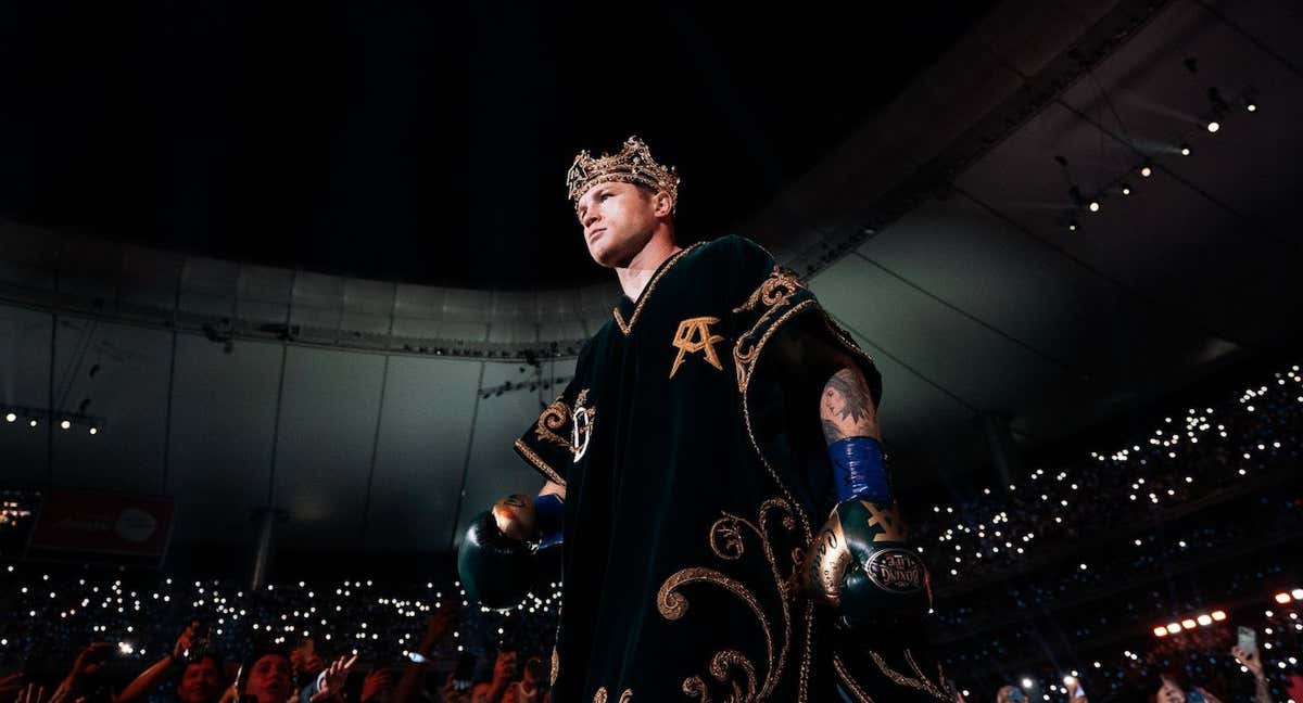 Canelo Álvarez, camino al ring en su último combate.