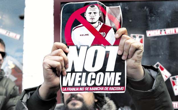 La afición del Rayo Vallecano protesta contra Roman Zozulya  EFE