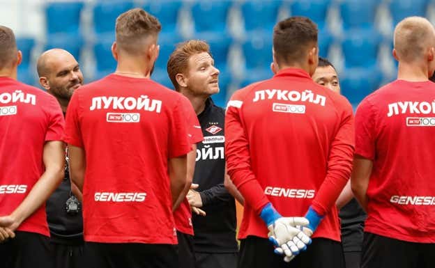 Guillermo Abascal habla a sus jugadores antes del encuentro contra el Zenit de San Petersburgo. MIKE KIREEV/NUR PHOTO VIA GETTY IMAGES