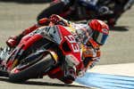 Márquez se vuelve a caer en el estreno de Assen y Bezzecchi se va a dormir como el más rápido