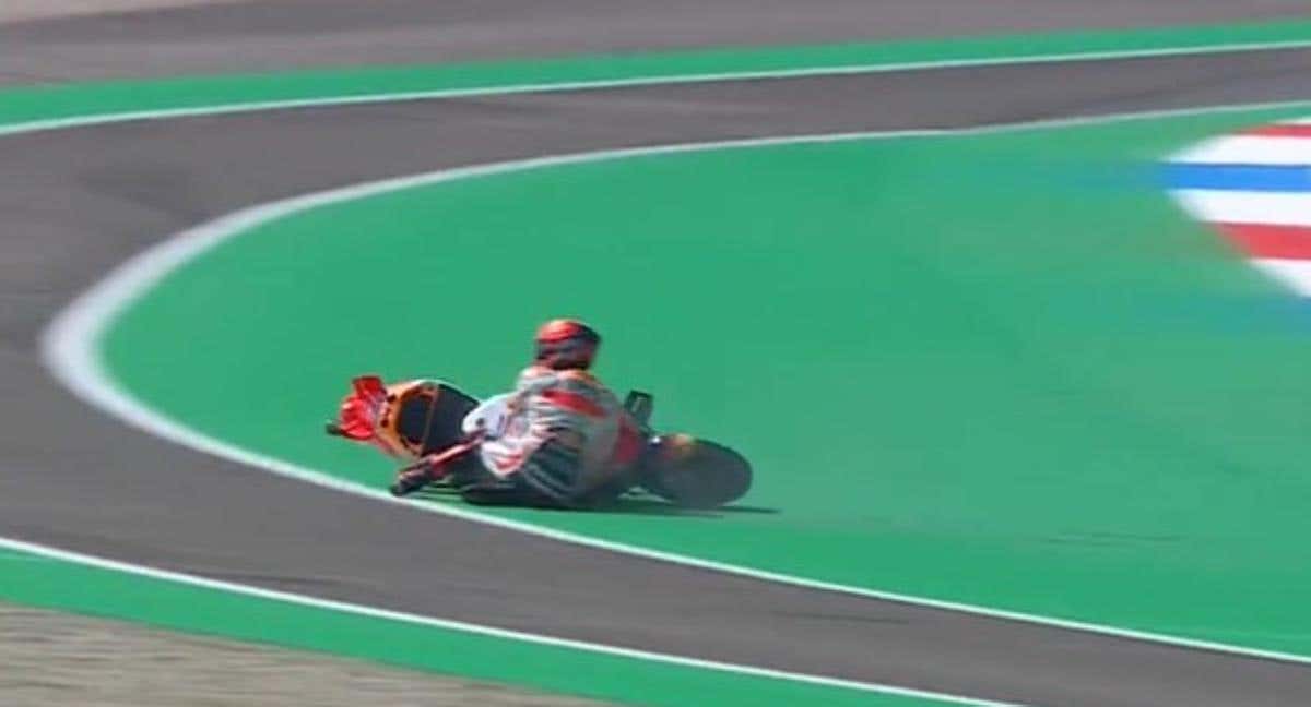 Momento de la caída de Marc Máquez en los entrenamientos libres en el circuito de Assen.