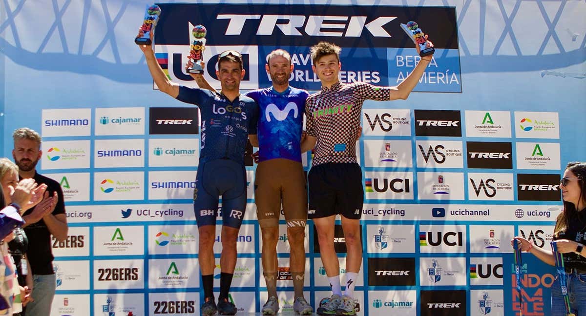 Alejandro Valverde, en el podio de la prueba gravel La Indomable.