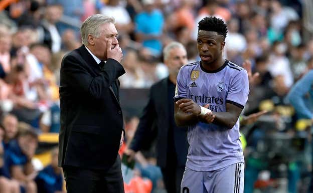 Ancelotti y Vinicius hablando durante un partido esta temporada  EFE