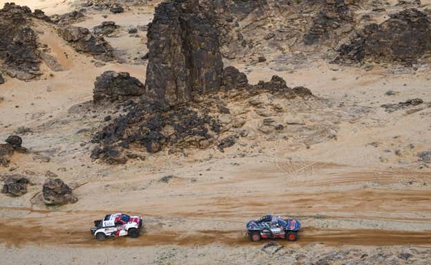 Audi y Toyota, durante una de las primeras etapas del Rally Dakar 2023.  A.S.O./E.Vargiolu/DPPI