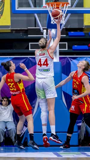 Bernadett Hatar entra a canasta ante Laura Quevedo y Laura Gil en un amistoso de este verano.  FEB