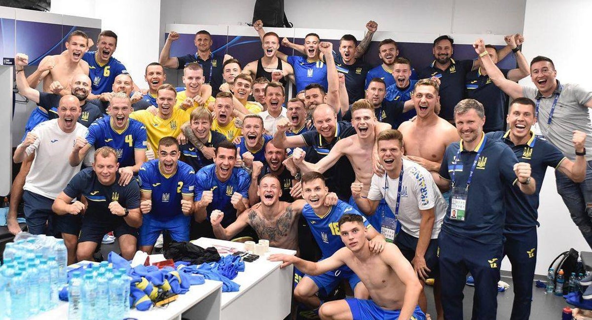 Los jugadores de Ucrania celebran la victoria frente a Rumanía.