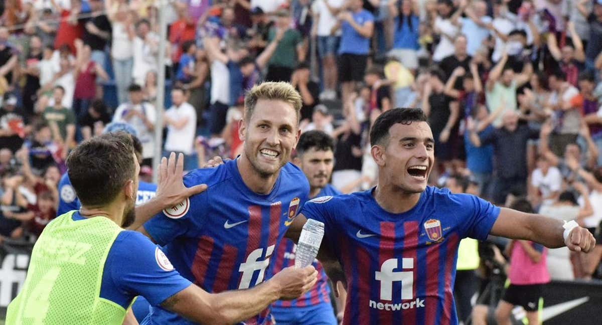 El Eldense celebra el ascenso.