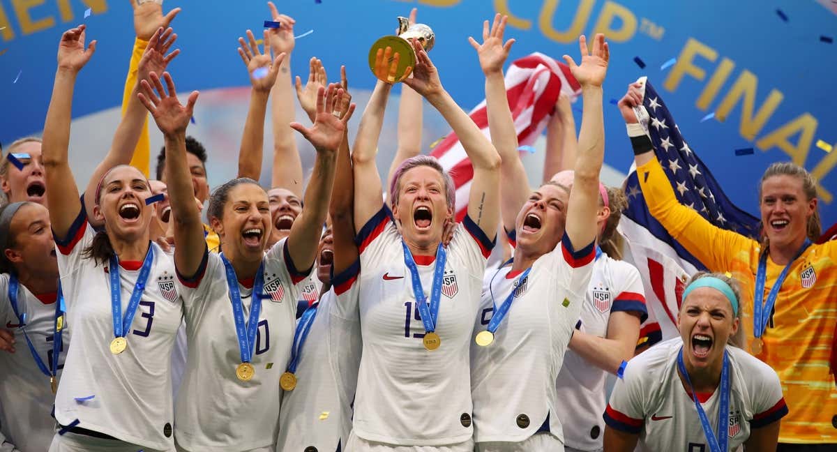 Las jugadoras de Estados Unidos levantando la copa de campeonas en 2019.